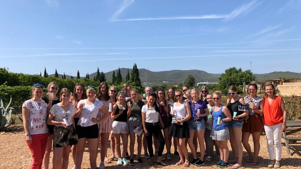 Grupo de visitantes en la plantación de Aloe Vera de Ibizaloe